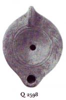 LMP-41121 - Lampe Loeschcke VIII : ERMIA...terre cuiteTPQ : 200 - TAQ : 350Lampe ronde court bec. Médaillon vierge, épaule décorée d'une couronne de laurier. ERMIA(...) incisé sur la base.