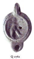 LMP-41220 - Lampe Loeschcke VIII Erosterre cuiteLampe à large bec rond. Médaillon orné d'un Eros jouant de la double-flûte; épaule ornée de demi-oves. Anse percée.