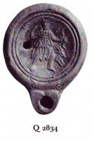 LMP-41253 - Lampe Loeschcke VIII Artémisterre cuiteLampe à large bec rond délimité par un trait cordiforme. Médaillon orné d'Artémis tenant un arc et cherchant une flèche dans son carquois. Derrière elle, un cerf à la course.