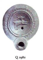 LMP-41281 - Lampe Loeschcke VIII : Aigleterre cuiteLampe à large bec rond délimité par un trait courbe. Médaillon orné d'un cerf. Pastilles en relief sur l'épaule.
