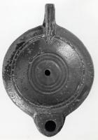 LMP-41313 - Lampe Loeschcke VIII Cerclesterre cuiteTPQ : 60 - TAQ : 100Lampe à bec court défini par un trait horizontal. Médaillon décoré de 3 cercles concentriques en relief.