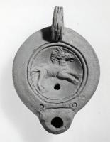 LMP-41315 - Lampe Loeschcke VIII Chevalterre cuiteTPQ : 60 - TAQ : 100Lampe à bec court défini par un trait horizontal. Médaillon décoré d'un cheval à riche crinière.