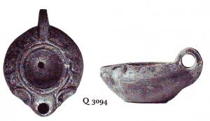 LMP-41336 - Lampe Loeschcke VIII terre cuiteLampe à bec court défini par deux traits latéraux et deux semi-volutes. Médaillon vierge. Epaule décorée d'une couronne de feuilles.