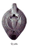 LMP-41437 - Lampe Loeschcke VIII : Tête de taureauterre cuiteLampe ovale à bec défini par deux traits obliques. Médaillon décoré d'une tête de taureau au museau orné d'une guirlande verticale. Epaule décorée d'une couronne de palme.