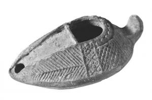 LMP-41505 - Lampe pantoufle byzantine terre cuiteLampe allongée à bec incorporé à canal; épaule décorée de traits et de motifs géométriques en relief. Petite anse en forme de louche.