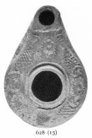 LMP-4161 - Lampe syro-palestinienne tardiveterre cuiteLampe de forme allongée avec petit bec. Epaule  richement décorée de motifs floraux et grappes de raisin. Petite anse conique en bouton.