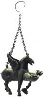 LMP-41813 - Lampe zoomorphe : Pégase bronzeLampe à deux becs émergeant du poitrail d'un cheval ailé en mouvement ; la crinière forme un couvercle à charnière ; deux chainettes, partant de la tête et de la croupe, se regroupent et sont prolongées par un crochet. 