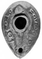 LMP-4192 - Lampe syro-palestinienne tardive terre cuiteLampe de type pantoufle. Epaule décorée de lettres grecques (Theotokou bonthi).  Bec intégré dans la lampe. Anse conique.