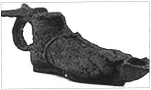 LMP-42046 - Lampe en forme de piedbronzeLampe en forme de pied droit, chaussé d'une sandale de lanières, un bec prolongeant les orteils et le trou de remplissage situé à la cheville; anneau et suspension sous un réflecteur à l'arrière.