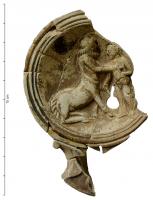 LMP-42047 - Lampe Loeschcke IB : Centaure et Achilleterre cuiteLampe à à volutes, sans anse, médaillon moulé figurant le Centaure apprenant à Achille à jouer de la lyre.