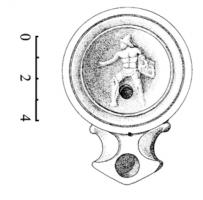 LMP-42516 - Loeschcke IB : Gladiateur à gaucheterre cuiteLampe à réservoir tronconique. L'épaule plate est séparée du médaillon par trois sillons concentriques déterminant deux moulures (ép. L. 3a). Orifice d'alimentation situé sous le décor dans l'axe du bec, trou d'évent oblong presque circulaire situé au niveau de la mouluration entre les volutes dans l'axe des orifices d'alimentation et d'allumage. Fond plat.  Le médaillon est orné d'un gladiateur debout de face, la tête tournée vers la gauche. Il tient un bouclier rectangulaire (parma) de sa
main gauche et le bras droit tendu dans un geste de combat. Il porte un pagne court (subligaculum), une jambière (ocrea) protège sa jambe gauche. Il s'agit d'un hoplomaque.