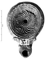 LMP-42692 - Lampe Loeschcke IV : rosette en spiraleterre cuiteTPQ : 1 - TAQ : 100Lampe à bec en ogive et volutes, sans anse ; sur le médaillon, rosette en spirale.