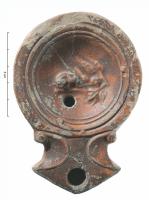 LMP-42754 - Loeschcke IC : lapin à droiteterre cuiteTPQ : 50 - TAQ : 100Lampe moulée, sans anse. Réservoir circulaire de profil tronconique. Bandeau large, plat et horizontal, marli à deux filets et trois sillons. Disque en cuvette ; décorée d'un lapin assis, regardant vers la droite et mangeant des
raisins.. Bec triangulaire à deux volutes se poursuivant sous le bec. Fond plat, dégagé par un sillon ; marque en faible creux, lunule