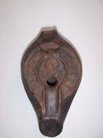 LMP-4587 - Lampe Hayes II : Buste fémininterre cuiteLampe africaine tardive classique. Médaillon orné d'un buste de femme : portrait? Epaule ornée de motifs géométriques. Argile orange, engobe orange. Anse à l'arrière.