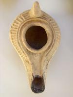 LMP-4644 - Lampe byzantineterre cuiteLampe massive, ovoïde, à long bec à canal. Epaule décorée de traits en relief. Anse conique