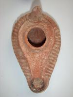 LMP-4708 - Lampe pantoufle byzantineterre cuiteLampe ovoïde à bec à canal incorporé. Epaule décorée de traits. Petite anse conique à l'arrière.