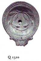 LMP-4745 - Lampe Loeschcke IV : Couronne de myrtheterre cuiteTPQ : 30 - TAQ : 100Lampe ronde à large bec en ogive à volutes (cassé). Médaillon décoré d'une couronne de myrthe.