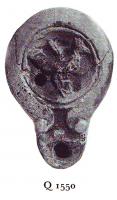 LMP-4773 - Lampe Loeschcke V : Coqterre cuiteLampe ronde à large bec en ogive à demi-volutes. Médaillon décoré d'un coq devant une palme.