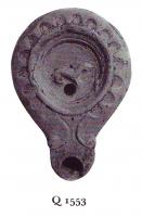LMP-4774 - Lampe Loeschcke V : Hermineterre cuiteTPQ : 50 - TAQ : 100Lampe ronde à large bec en ogive à demi-volutes. Médaillon décoré d'une hermine. Epaule ornée de demi-oves.