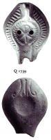 LMP-4821 - Lampe Hayes I : Chrismeterre cuiteLampe ronde à long bec à canal. Médaillon décoré du monogramme constantinien entouré d'une couronne de palmes, épaule plate décorée de traits incisés. 