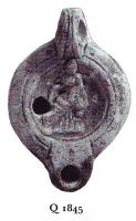 LMP-4826 - Lampe Loeschcke VIII Amphitriteterre cuiteLampe ronde à bec rond. Médaillon décoré d'Amphitrite assise sur son trône.
