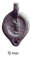 LMP-4917 - Lampe Loeschcke VIII : Sarapisterre cuiteLampe ronde à bec court. Médaillon décoré de Sarapis sur le trône.