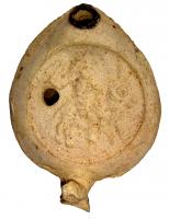 LMP-5112 - Lampe grenouille tardive : Cavalierterre cuiteLampe ovoïdale. Disque décoré d'un guerrier à cheval vers la droite. Bec incorporé dans le réservoir. Argile noisette, engobe beige.