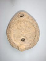 LMP-5113 - Lampe grenouille tardive Aigle et lièvreterre cuiteLampe ovoïdale. Disque décoré d'un aigle attaquant un lièvre. Bec incorporé dans le réservoir. Argile noisette, engobe beige.
