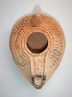 LMP-5145 - Lampe pantoufle byzantineterre cuiteLampe ovoïde à bec à canal - décoré d'un damier - incorporé. Epaule décorée de traits formant une couronne en relief. Petite anse conique à l'arrière.