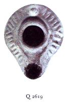 LMP-5189 - Lampe Loeschcke VIIIterre cuiteLampe ovoïde à bec légèrement saillant. Lignes en relief sur l'épaule. Médaillon vierge à grand trou de remplissage. Petite anse conique.