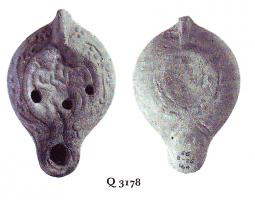 LMP-5240 - Lampe Loeschcke VIII Adam et Eveterre cuiteLampe à bec long. Médaillon décoré d'Adam et Eve, épaule décorée d'entrelacs végétaux. Petit canal de bec. Planta pedis imprimée sur la base.
