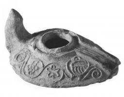 LMP-5278 - Lampe pantoufle byzantine - islamiqueterre cuiteLampe allongée à bec incorporé à canal; épaule décorée d'entrelacs et de motifs géométriques en relief formant des grappes de raisin. Petite anse conique recourbée.