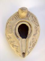 LMP-6061 - Lampe pantoufle tardive terre cuiteLampe en forme de goutte avec bec pointu incorporé. Epaule ornée d'une insciption en arabe. Argile noisette, engobe beige. Petite anse appliquée à l'arrière.