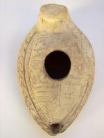 LMP-6062 - Lampe pantoufle tardive terre cuiteLampe en forme de goutte avec bec pointu incorporé. Epaule ornée d'une insciption en arabe. Argile noisette, engobe beige. Petite anse appliquée à l'arrière.