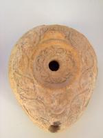 LMP-6064 - Lampe pantoufle byzantineterre cuiteLampe massive, ovoïde, à bec incorporé. Epaule décorée d'entrelacs végétaux. Petite anse conique.