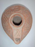 LMP-6071 - Lampe pantoufle byzantineterre cuiteLampe ovoïde à bec à canal - décoré d'une double croix - incorporé. Epaule décorée de traits formant un zigzag en relief. Petite anse conique à l'arrière (perdue).