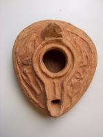 LMP-6077 - Lampe pantoufle byzantineterre cuiteLampe ovoïde à bec à canal - décoré d'un trait - incorporé. Epaule décorée d'entrelacs géométriques en relief. Petite anse conique à l'arrière.