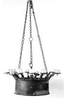 LUS-5001 - Lustre à bobèchesbronzeTPQ : 450 - TAQ : 600Luste constitué d'une couronne au bord de laquelle sont fixées des bras destinées à recevoir des luminaires, ici des lampes posées sur des rondelles percées.