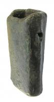 MAR-1002 - Marteau à douillebronzeMarteau à douille de section quadrangulaire, sans décrochement; il était fixé sur son manche par deux clous, ou clavettes, passant dans les perforations opposées qui s'observent dans la partie supérieure.