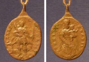 MER-9028 - Médaille religieuseorMédaille religieuse ovale, au sommet un anneau de suspension perpendiculaire au plan de l'objet ; d'un côté, un saint avec une inscription ; de l'autre, Vierge à l'Enfant en majesté, inscription.