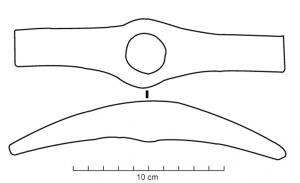 MML-4002 - Marteau de moulinferTPQ : 1 - TAQ : 400Outil double, comportant deux pannes symétriques de forme rectangulaire allongées, parfois recourbées vers le bas. Les extrémités sont droites et étroites. La perforation centrale marque un épaississement du pourtour, parfois anguleux.