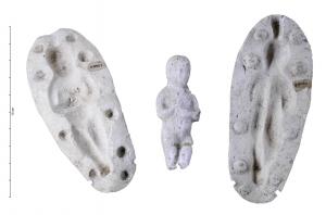 MOU-4059 - Moule : statuette en argile, enfantterre cuiteMoule bivalve en terre cuite blanche avec tenons et mortaises pour statuette représentant un nourrisson ou divinité. (possible ex-voto fertilité).  