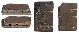 MOU-6001 - Moule : pendeloquespierreMoule bivalve en pierre, montrant diverses empreintes en négatif, pour des objets parfois caractéristiques de l'époque carolingienne.