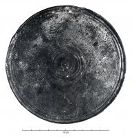 MRR-4061 - Miroir Lloyd-Morgan Group C : disque épais avec décorbronzeMiroir circulaire épais en bronze présentant des cercles concentriques tournés sur la face arrière. La face réfléchissante est plane ou d’une convexité si légère que celle-ci peut être invisible à l’œil nu. Cette convexité peut engendrer une différence de quelques millimètres entre les diamètres de la face réfléchissante et du dos du miroir. Ces diamètres sont compris entre 100 et 174 mm. Le bord du miroir présente un profil droit, généralement inorné, mesurant entre 4 et 7 mm d’épaisseur. Au revers du miroir (parfois 