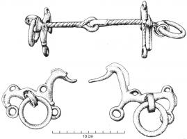 MRS-2001 - Mors de type VéiesbronzeTPQ : -700 - TAQ : -600Mors brisé (tige parfois en fer) dont les appliques latérales ont la forme d'un cheval stylisé, avec une perforation centrale pour l'articulation de la tige, généralement accostée de deux perforations pour les rênes. Les pattes de l'animal sont terminées par des anneaux auxquels sont fréquemment suspendus des pendants losangiques.
