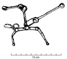 MRS-2009 - Mors à appliques anguleuses, canon briséferMors brisé constitué de deux tiges de fer articulées, terminées par des anneaux et passées dans des pièces latérales formées d'une partie en U, à terminaison bouletée, à laquelle s'articulent les anneaux de fixation des rênes.