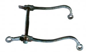 MRS-4017 - Mors de bridebronzeTPQ : 1 - TAQ : 100Mors constitué de deux pièces latérales sinusoïdales, pourvues d'anneaux à leurs extrémités, reliées par une barre rigide.