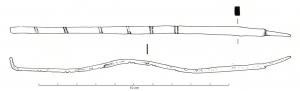 MSP-3001 - Mesure d'un demi-pied romainbronzeTPQ : -60 - TAQ : -30Tige de bronze de section rectangulaire, comportant une extrémité recourbée (parfois aménagée de manière à évoquer une tête d'animal) et pourvue à l'autre extrémité d'un segment effilé marqué par un décrochement. Sur la tige, marques diverses, toutes correspondant à des mesures de longueur antiques.