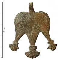 PDH-4012 - Pendant de harnais à crochetbronzePendant de harnais à crochet, en forme de feuille trifide, dont les extrémités s'évasent en forme de palmettes barrées par une moulure transversale; décor poinçonné d'inspiration végétale.