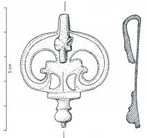 PDH-4026 - Pendant de harnais à crochetbronzeTPQ : 1 - TAQ : 75Pendant de harnais à crochet en forme de tête de canidé, aux longues oreilles; le corps du pendant est ajouré pour former une pelte appuyée sur une barrette transversale, la partie inférieure s'évase en fleuron; les détails sont soulignés de lignes ponctuées.